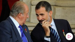 Don Juan Carlos y el rey Felipe durante un acto en el Palacio Real / Gtres