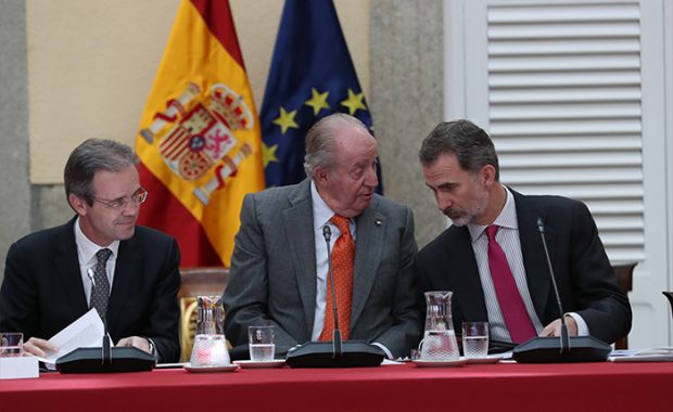 Felipe VI y su padre don Juan Carlos en un acto presencial / GTres