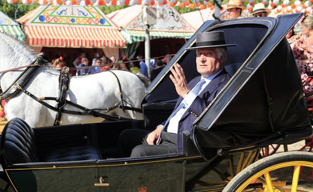 El duque de Alba, Carlos Fitz James, durante la Feria de Abril de 2019 / GTRES