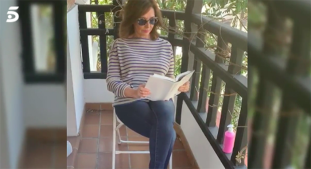 En la terraza de su casa y con un look muy apropiado para la situación, Ana Rosa Quintana y todo su equipo han decidido hacer un vídeo para que la población se quede en casa/Telecinco