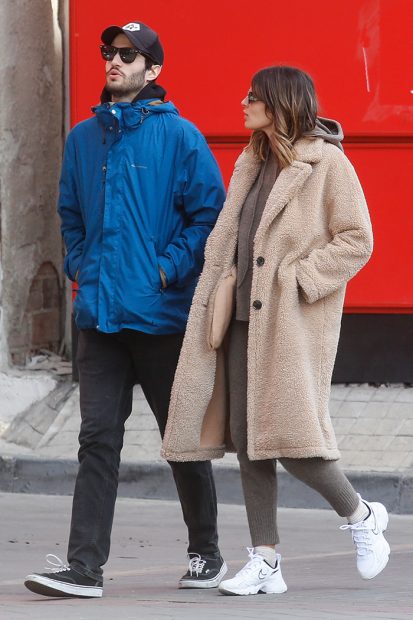 Susana Molina junto a un amigo paseando por las calles de Madrid/Gtres