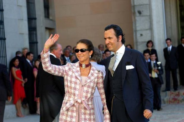 Elena de Borbón y Jaime de Marichalar saludando a la gente que les esperaban a las puertas de la iglesia. Imagen de archivo / GTRES 