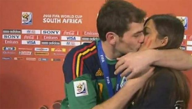 El famoso beso entre Iker y Sara del que todo el mundo habló en 2010 y a posteriori / Imagen de Telecinco 
