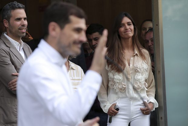 Sara Carbonero le acompañó en su momento más duro, el infarto que sufrió de miocardio / GTRES