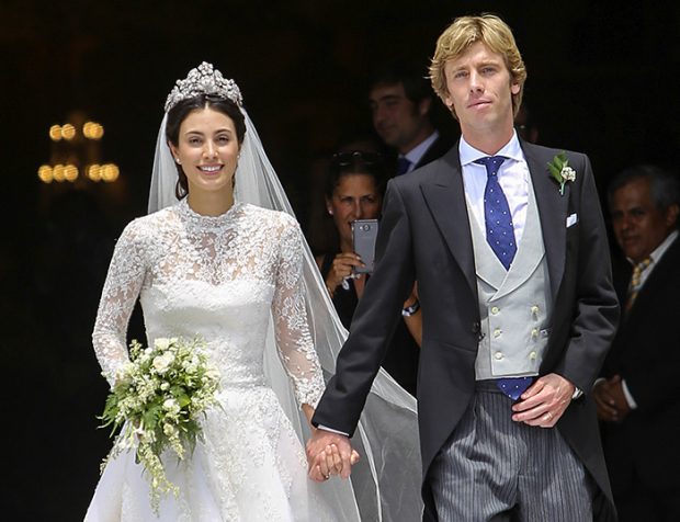 Alessandra y Christian a la salida de la iglesia en el día de su boda, en marzo de 2018 / GTRES