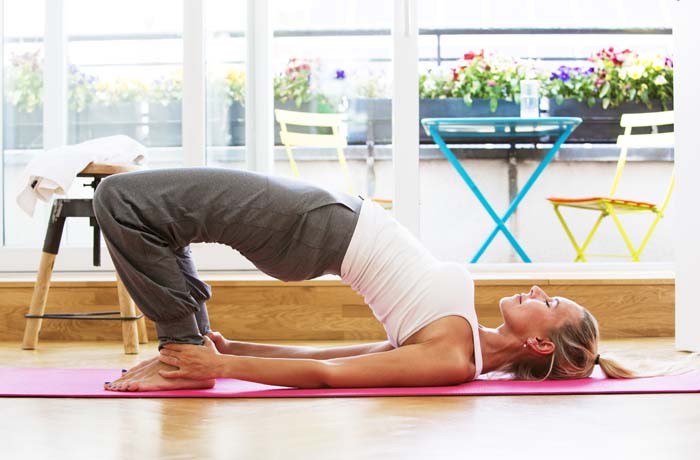 Mujer haciendo yoga