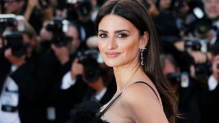 La actriz Penélope Cruz con un diseño vintage de Chanel. / Gtres