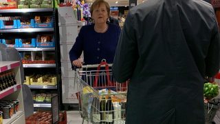 Angela Merkel hace la compra y no se olvida del papel higiénico/Gtres