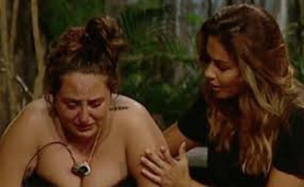 Lara Álvarez intenta tranquilizar a Rocío Flores al no saber nada de su madre, Rocío Carrasco / Imagen de Telecinco