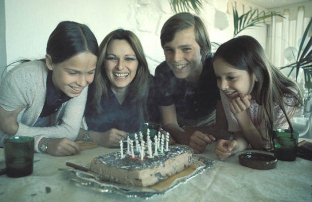 La actriz Lucía Bosé junto a sus hijos en una imagen de archivo/Gtres