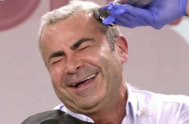 Jorge Javier Vázquez mientras le cortan el pelo / Imagen de Telecinco 