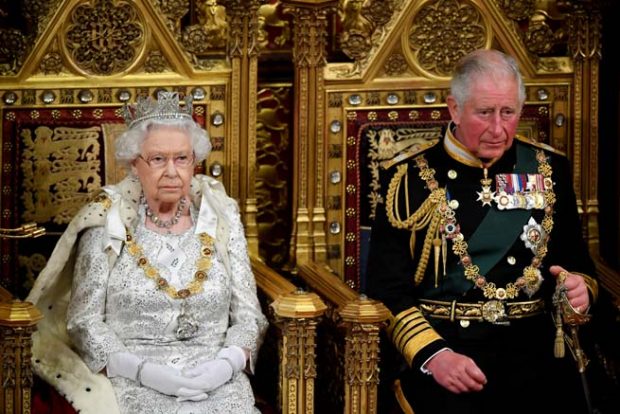 Carlos de Inglaterra y la reina Isabel II en el parlamento de Londres, 2019 / Gtres