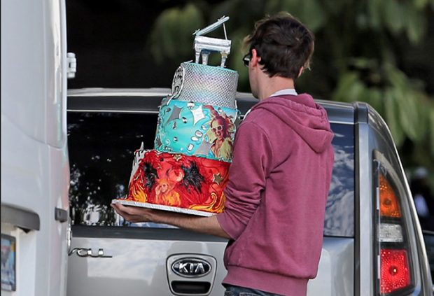 La tarta de cumpleaños personalizada y extravagante que ha recibido Elton John en su casa/Gtres