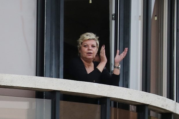 La presentadora Terelu Campos aplaudiendo desde su ventana/Gtres