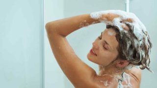 Mujer lavándose el pelo