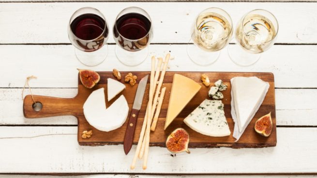Cómo preparar un maridaje de quesos con vinos en casa