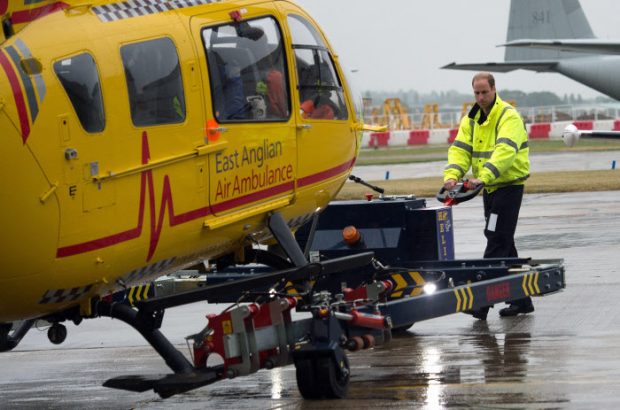 El príncipe Guillermo en su trabajo como conductor de ambulancias en el East Anglian Air Ambulance (EAAA) en Cambridge Airport/Gtres