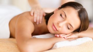 Cómo recibir un masaje relajante en casa de manos de tu pareja