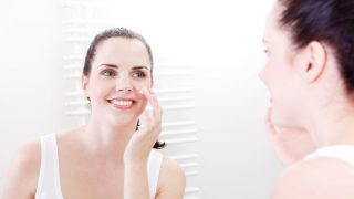 Una correcta limpieza facial es fundamental para conseguir una piel luminosa. / Gtres