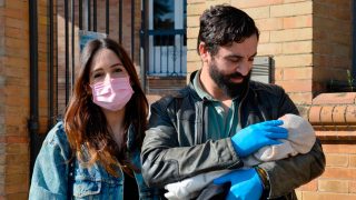 Rocío Osorno y su marido se han protegido a su salida del hospital / Gtres