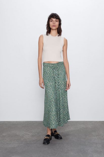 Nuria Roca luce la falda Tweed de Zara perfecta para el confinamiento