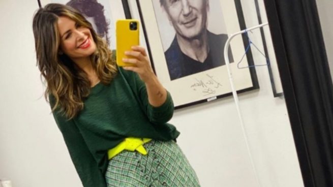 Nuria Roca luce la falda Tweed de Zara perfecta para el confinamiento