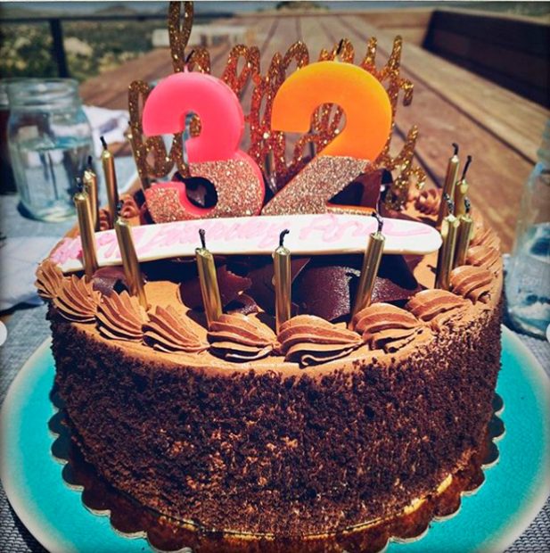 Ana de Armas: Tarta, piñata, velas y Ben Affleck, así ha celebrado su  cumpleaños más especial