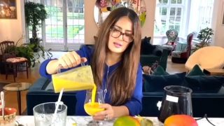 Salma Hayek te enseña a preparar un cóctel de mango, coco y ron