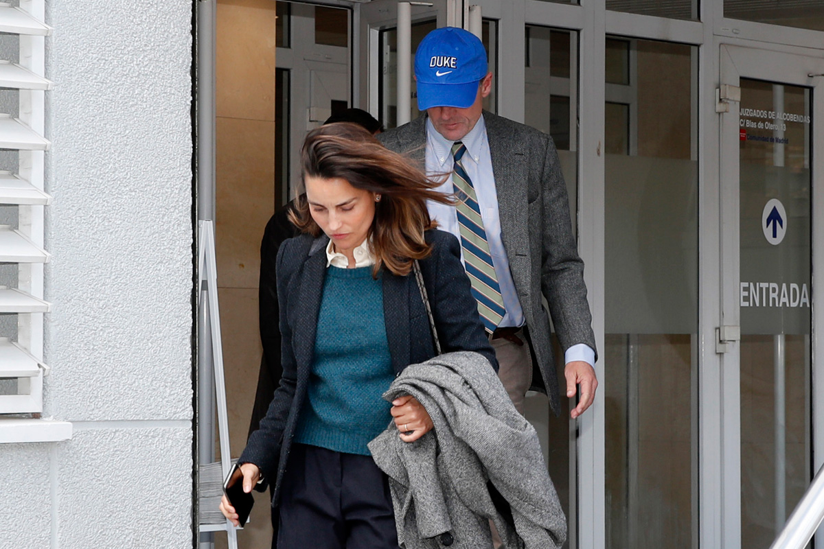 Alessandro Lequio junto a María Palacios luciendo una de las gorras de su hijo Álex / GTRES