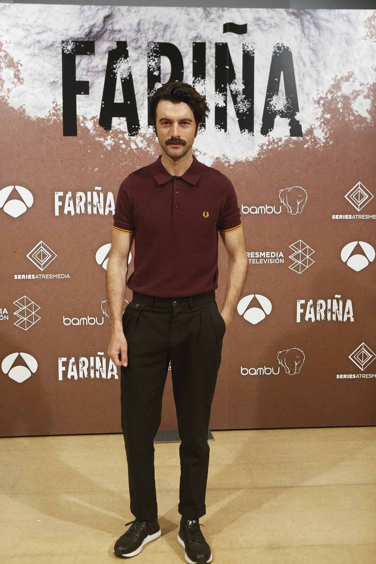 Javier Rey apostó por un polo burdeos para la premiere de 'Fariña' / GTRES