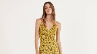 Vestido mostaza de Bershka