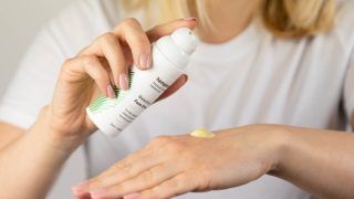 Cómo elegir un desodorante o antitranspirante para prevenir el sudor