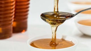 La miel es un ingrediente natural muy beneficioso para la piel