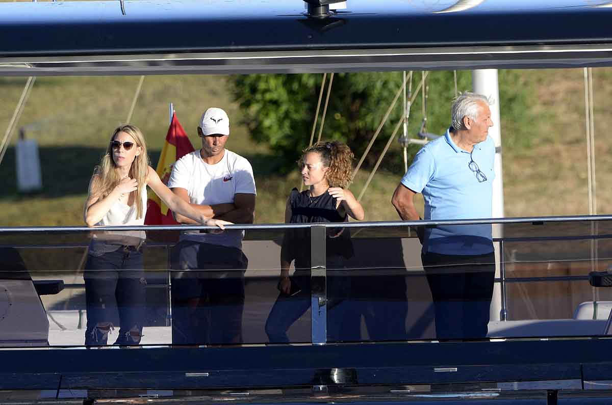 Rafa Nadal enseñando a su padre, su hermana y una amiga algunos detalles de su nuevo barco / GTRES