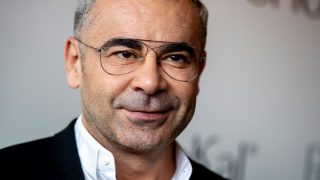 Jorge Javier Vázquez se sintió muy ofendido porque Belén infravoloró cómo había vivido él la pandemia y estalló: Estoy hasta el mismísimo que me digas que tienes familia que lo está pasando mal, yo también tengo familia que lo está pasando igual de mal que la tuya, no me pongas en la misma mierda. Estoy del discurso de mis amigas que viajan en metro… ¿y mis hermanas dónde coño crees que trabajan?