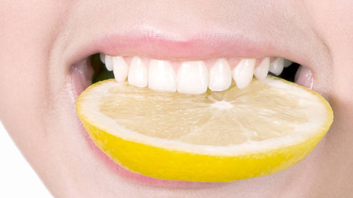 Gracia ironía Endulzar Cómo blanquear los dientes con remedios naturales