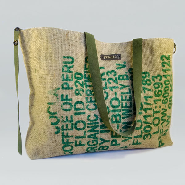 Descubre estos bolsos españoles hechos con sacos de café ideales para el verano