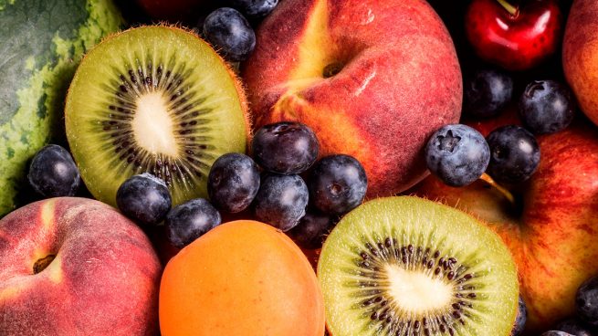 Frutas Kiwi, melocotón, arándanos