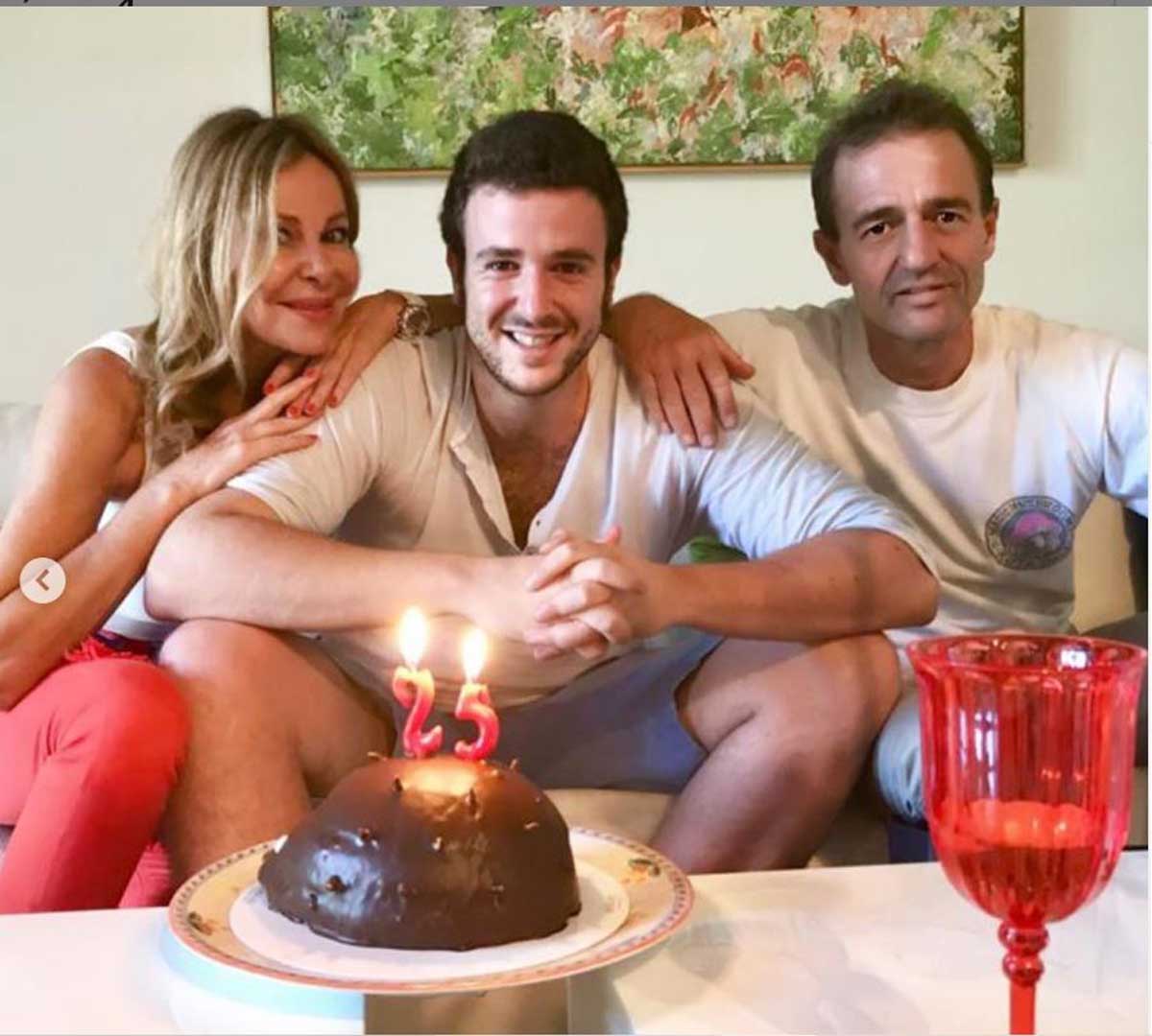 Álex Lequio junto a sus padres el día de su 25 cumpleaños / Instagram