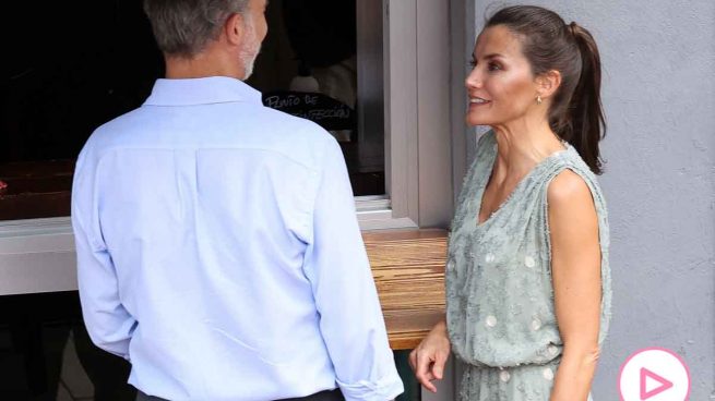 Don Felipe y doña Letizia durante su parada en un bar de Las Palmas de Gran Canaria / GTRES