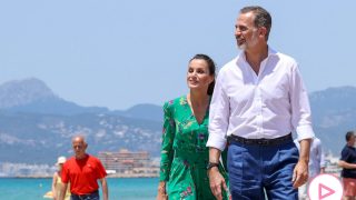 Don Felipe y doña Letizia han dado un paseo por la playa de Palma / Gtres