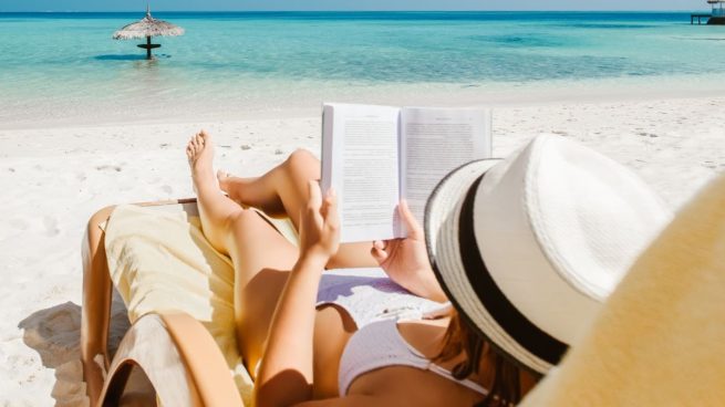 5 libros de autoayuda para leer este verano en la playa