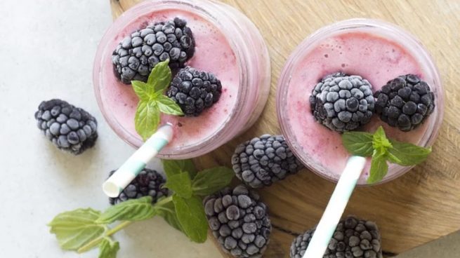 Receta de cóctel de cava helado con moras