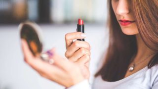 Una barra de labios caducada puede provocarte un herpes, entre otros problemas.