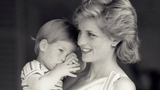 Diana de Gales sostiene al príncipe Harry en brazos cuando era pequeño / Gtres