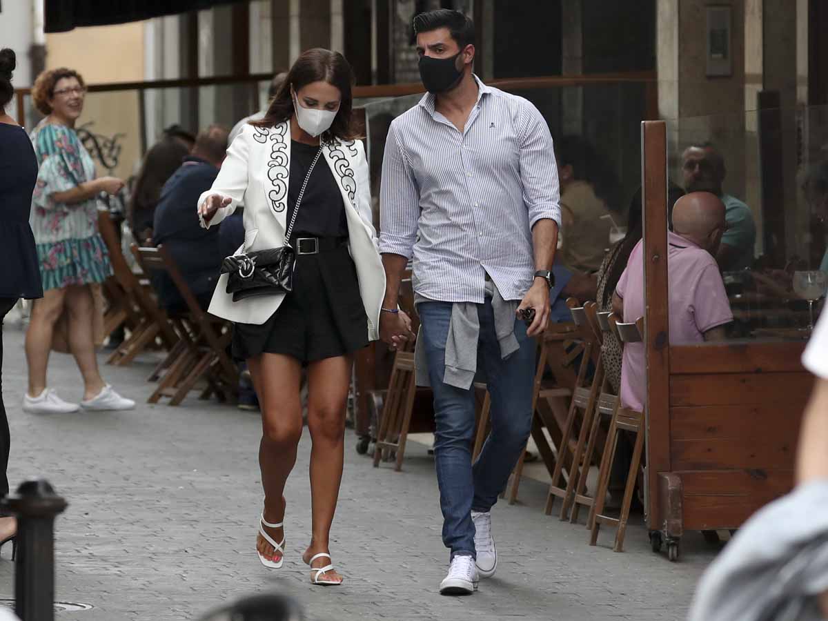 Paula Echevarría y Miguel Torres paseando por Candás / GTRES