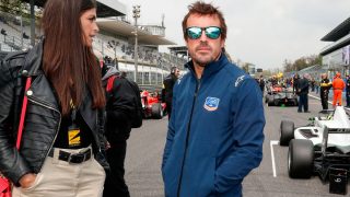 Fernando Alonso y Linda Morselli, en un circuito de F-1 / Gtres