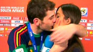Todo esto llega unos pocos días después de que Iker y Sara celebraran el décimo aniversario del beso más famoso de la televisión en las últimas décadas, el que se dieron en el Mundial de Sudáfrica, que ganó España, para oficializar su relación / Gtres