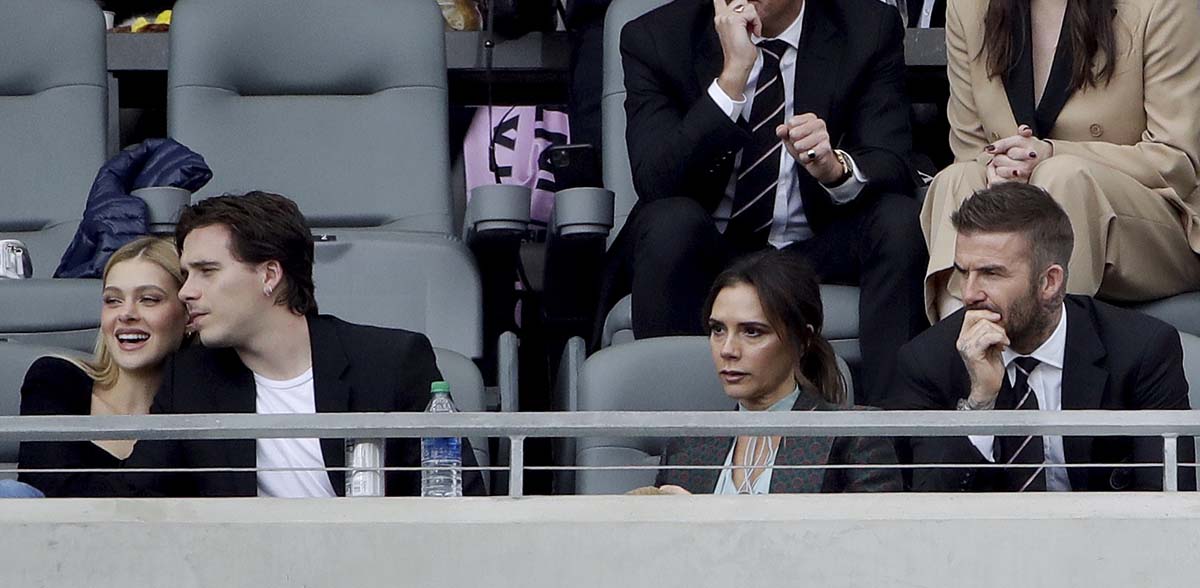 Brooklyn Beckham, Nicola Speltz, David y Victoria Beckham en un partido el pasado mes de marzo / GTRES