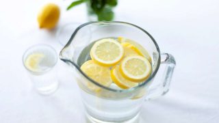 Un vaso de agua con limón es recomendable cada mañana